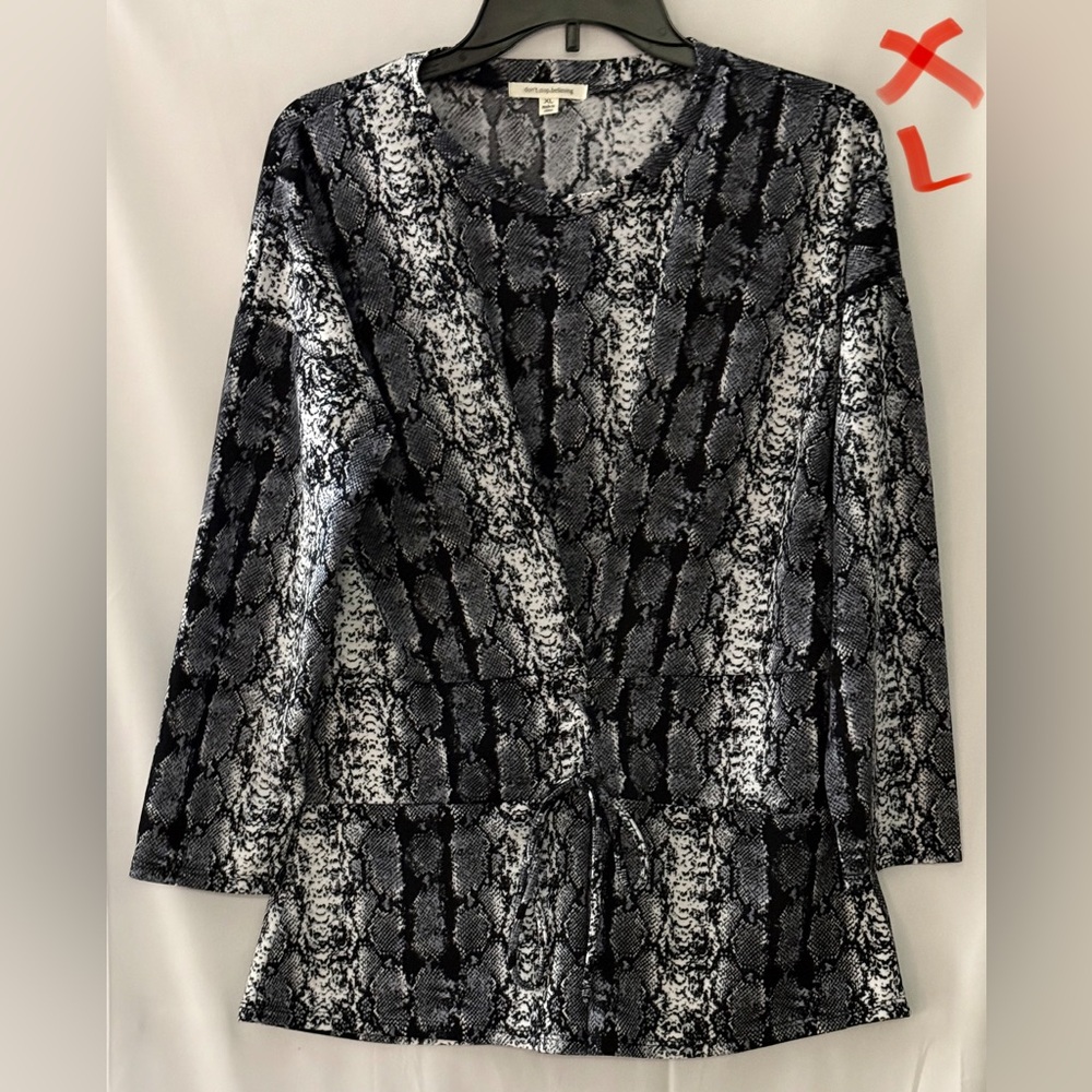Women's Black and Gray Patterned Top